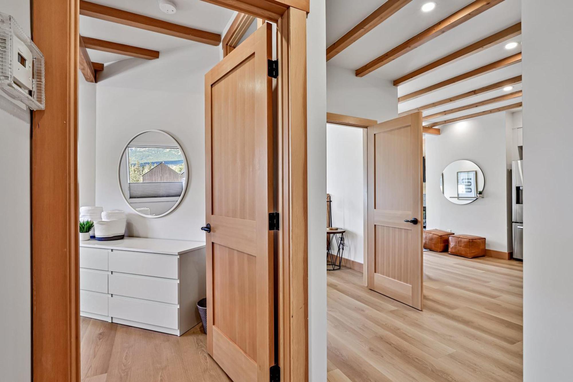 Ravens Crest Lodge - Stunning Views Perfectly Located On Main Street Canmore Exterior photo