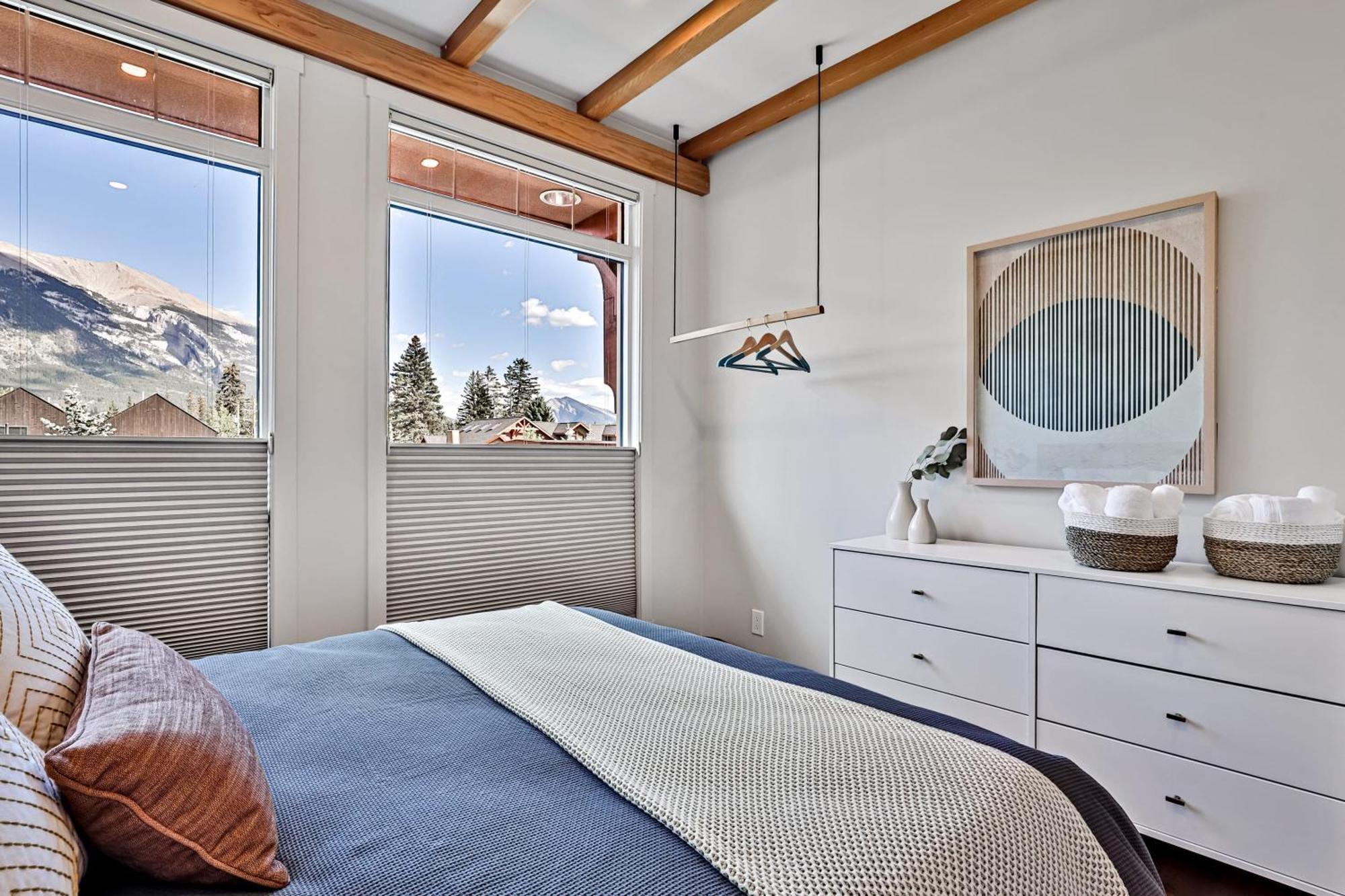 Ravens Crest Lodge - Stunning Views Perfectly Located On Main Street Canmore Exterior photo