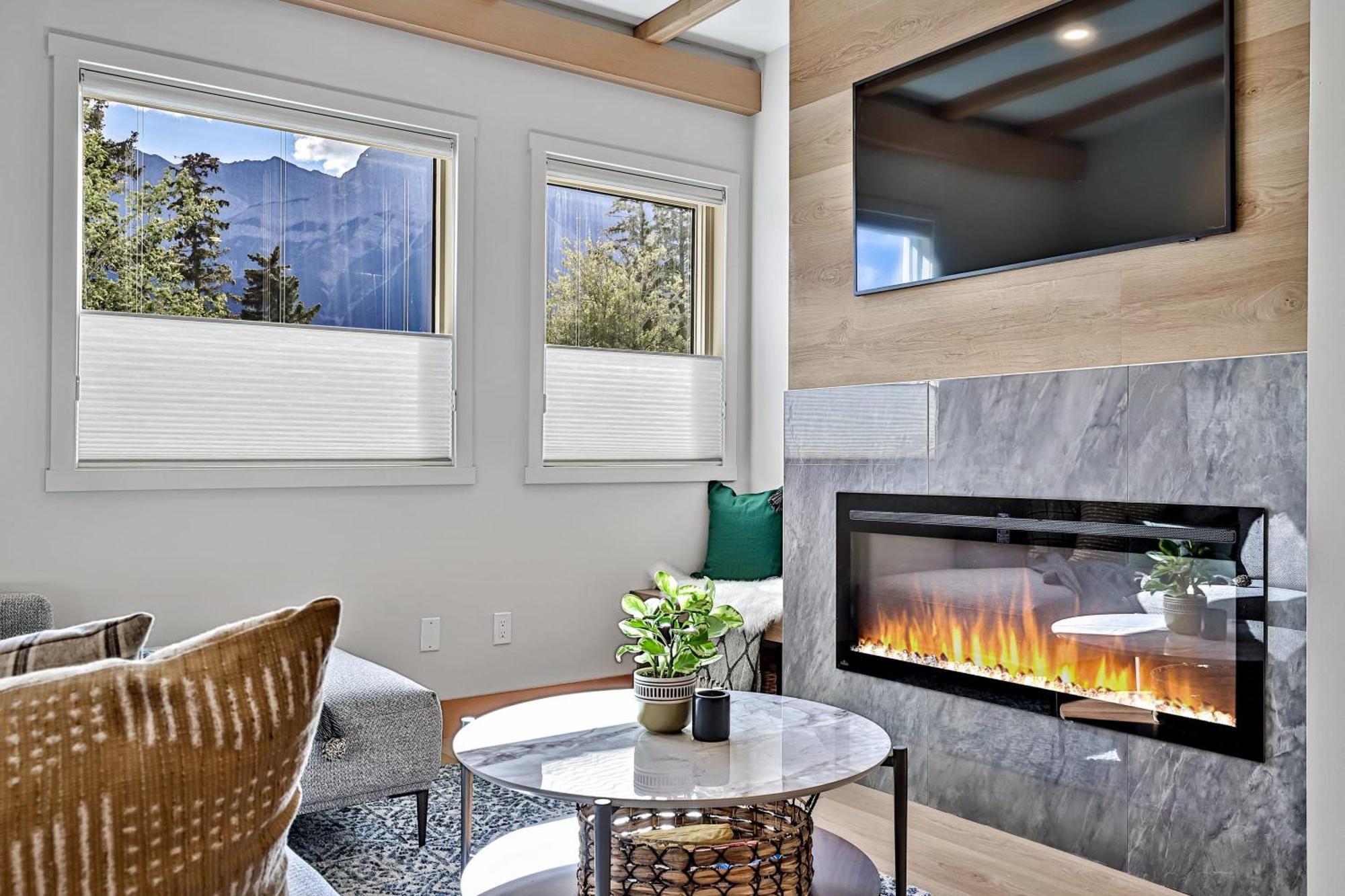Ravens Crest Lodge - Stunning Views Perfectly Located On Main Street Canmore Exterior photo