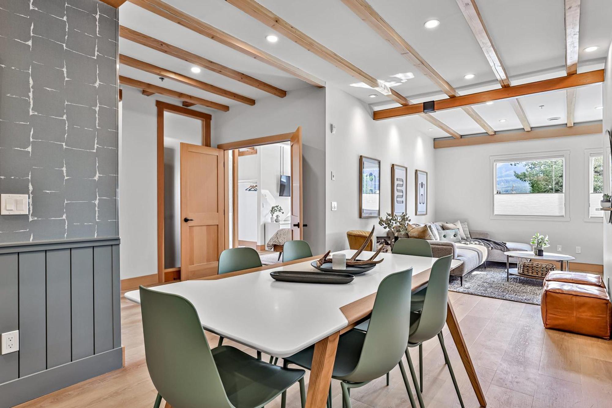 Ravens Crest Lodge - Stunning Views Perfectly Located On Main Street Canmore Exterior photo
