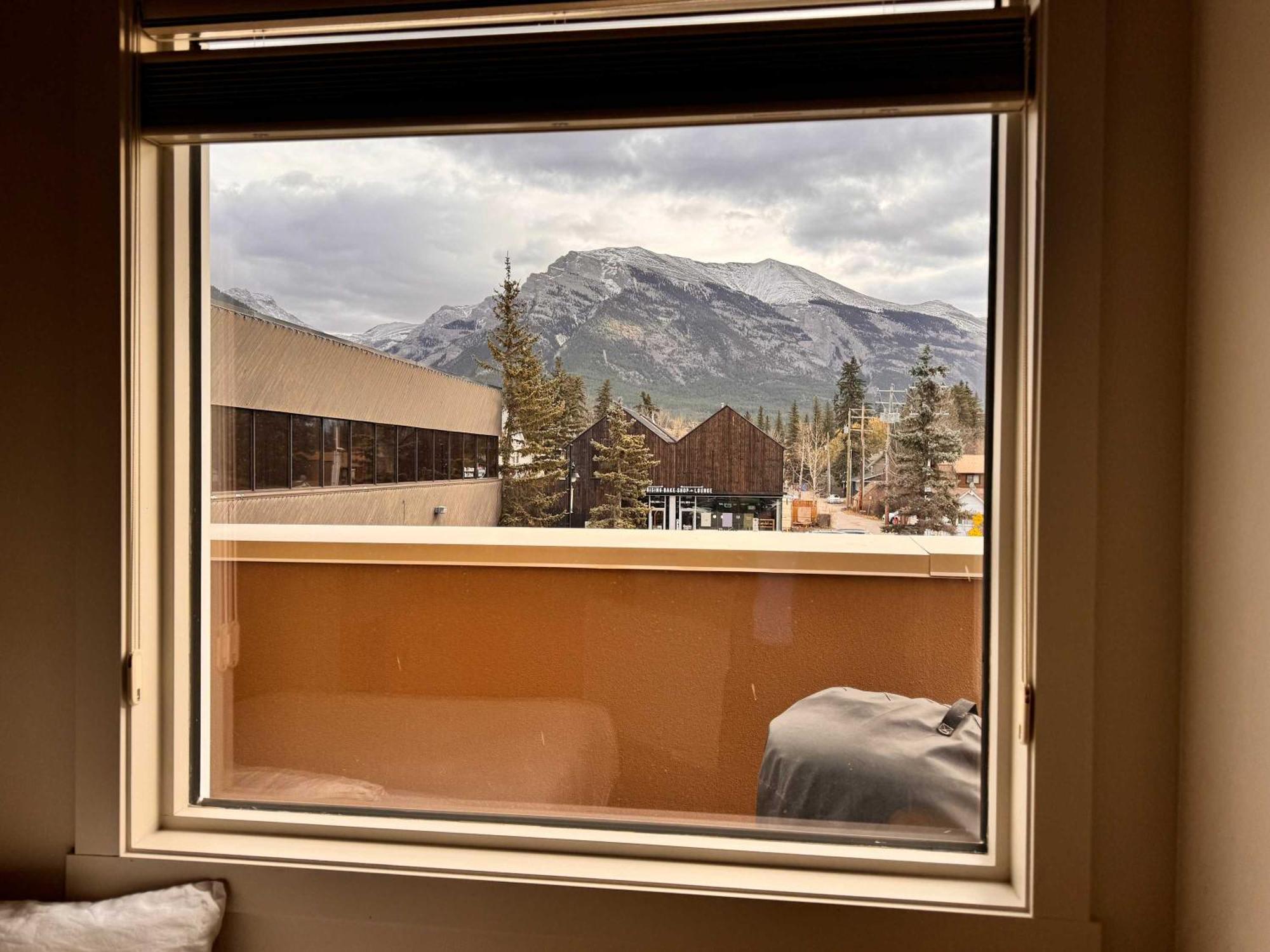 Ravens Crest Lodge - Stunning Views Perfectly Located On Main Street Canmore Exterior photo