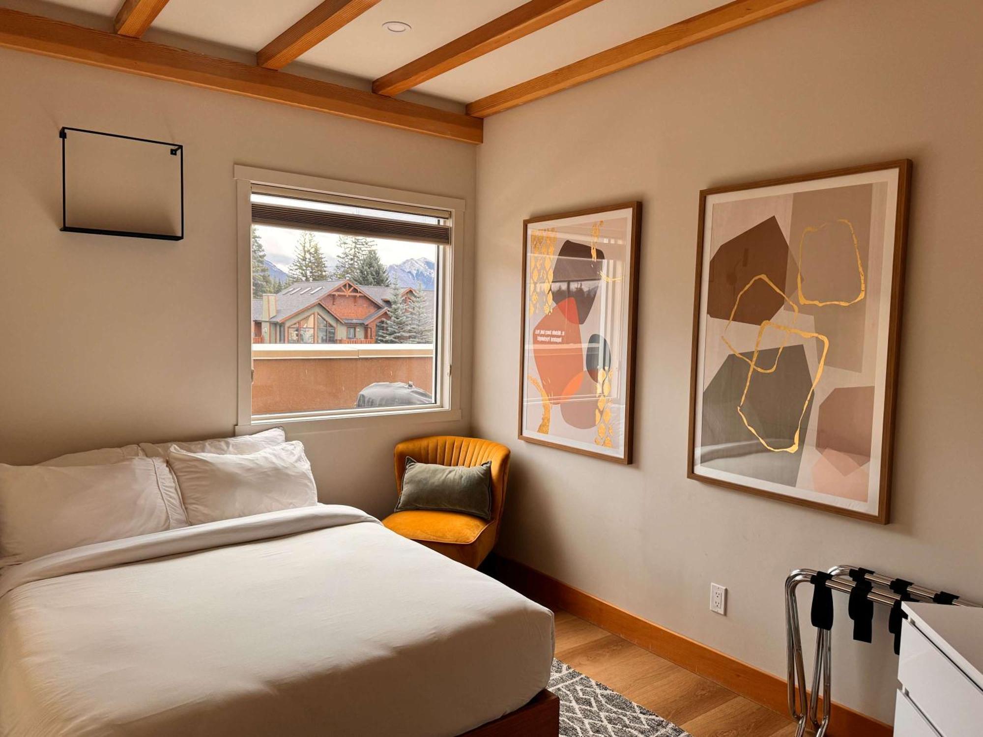 Ravens Crest Lodge - Stunning Views Perfectly Located On Main Street Canmore Exterior photo