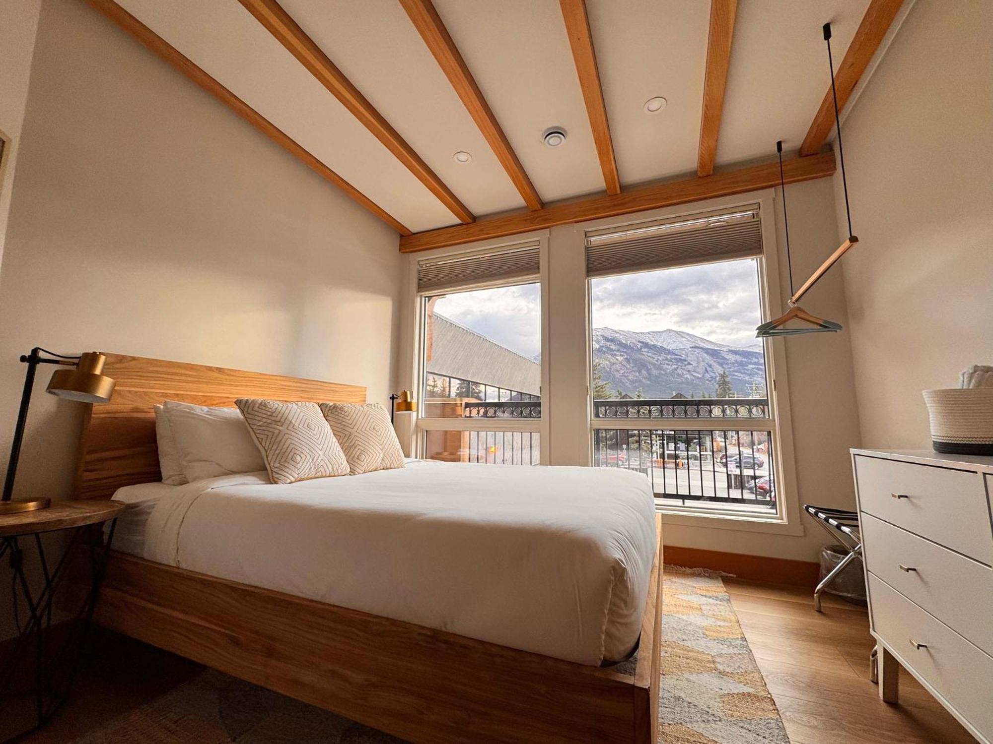 Ravens Crest Lodge - Stunning Views Perfectly Located On Main Street Canmore Exterior photo